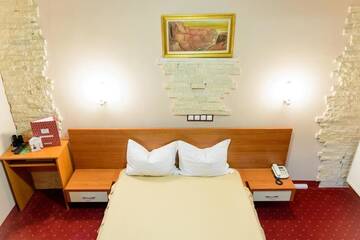 Фото номера Стандартный двухместный номер с 1 кроватью Отель Hotel Sun Garden г. Турда 2