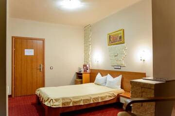 Фото номера Стандартный двухместный номер с 1 кроватью Отель Hotel Sun Garden г. Турда 4