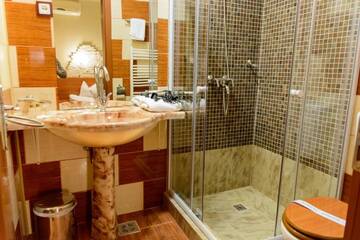 Фото номера Стандартный двухместный номер с 2 отдельными кроватями Отель Hotel Sun Garden г. Турда 2