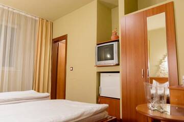 Фото номера Стандартный двухместный номер с 2 отдельными кроватями Отель Hotel Sun Garden г. Турда 4