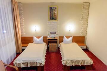 Фото номера Улучшенный двухместный номер с 2 отдельными кроватями Отель Hotel Sun Garden г. Турда 2