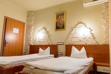 Фото номера Стандартный двухместный номер с 2 отдельными кроватями Отель Hotel Sun Garden г. Турда 5