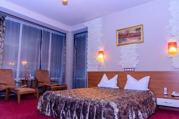 Фото номера Улучшенный двухместный номер с 1 кроватью Отель Hotel Sun Garden г. Турда 2