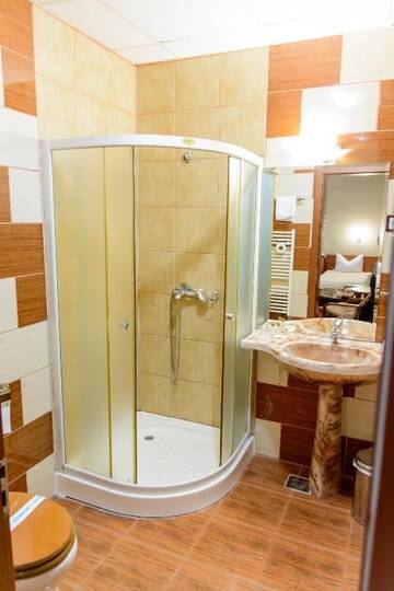 Фото номера Улучшенный двухместный номер с 2 отдельными кроватями Отель Hotel Sun Garden г. Турда 8