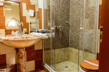 Фото номера Улучшенный двухместный номер с 1 кроватью Отель Hotel Sun Garden г. Турда 5