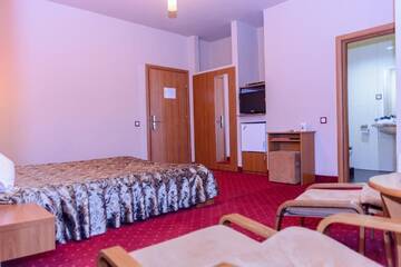Фото номера Улучшенный двухместный номер с 1 кроватью Отель Hotel Sun Garden г. Турда 3