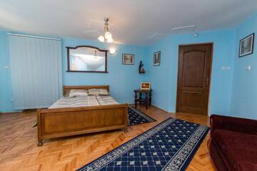 Фото номера Четырехместный номер с балконом Гостевой дом Casa Tudor г. Турда 2