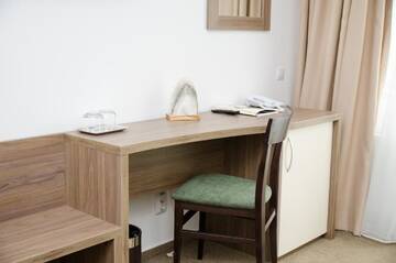 Фото номера Стандартный трехместный номер Отель Potaissa Hotel г. Турда 4