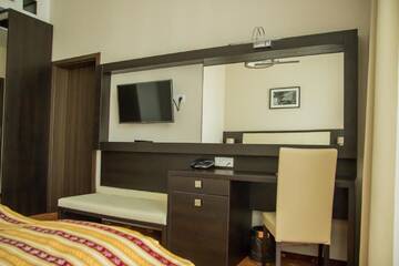 Фото номера Семейный люкс Отель Salis Hotel &amp; Medical Spa г. Турда 4