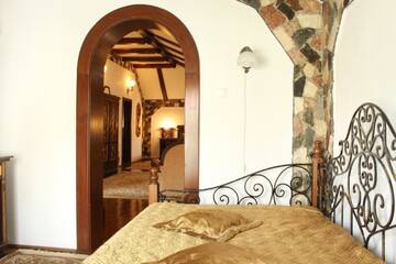 Фото номера Апартаменты с 1 спальней Отель Hunter Prince Castle &amp; Dracula Hotel г. Турда 14