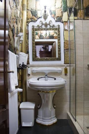 Фото номера Полулюкс Отель Hunter Prince Castle &amp; Dracula Hotel г. Турда 7