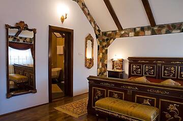 Фото номера Специальное предложение - люкс с новогодним пакетом услуг Отель Hunter Prince Castle &amp; Dracula Hotel г. Турда 3